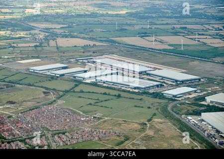 La passerelle du Rugby appelée « Triangle d'Or », des unités de distribution de grands hangars près de Rugby, West Midlands, centre de l'Angleterre, près de J1 M6 Banque D'Images