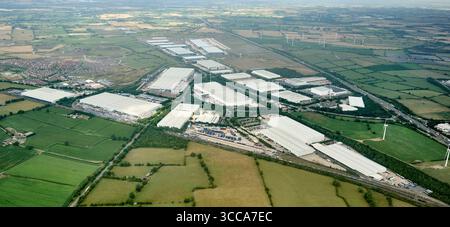 La passerelle du Rugby appelée « Triangle d'Or », des unités de distribution de grands hangars près de Rugby, West Midlands, centre de l'Angleterre, près de J1 M6 Banque D'Images
