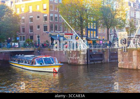 Le centre d'Amsterdam avec des maisons et un canal au milieu. Banque D'Images