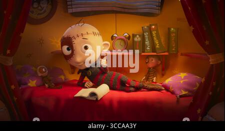 Stitch Head est un film de Steve Hudson sorti en 2025. Il suit Stitch Head, une petite créature réveillée par un professeur fou dans un château pour protéger les autres créations du professeur des habitants de la ville des arracheurs nubbin. Banque D'Images