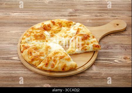 tarte au fromage sur une planche de bois Banque D'Images