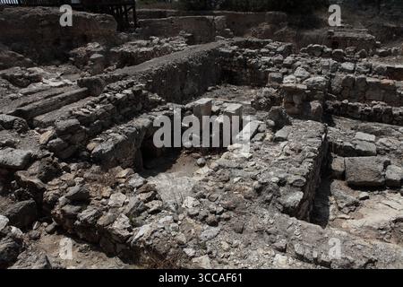 Mikveh dans un quartier résidentiel en ruine, les maisons avaient des Mikveh, des bains de purification juifs ou des bains rituels juifs indiquant que des Juifs y vivaient. Banque D'Images