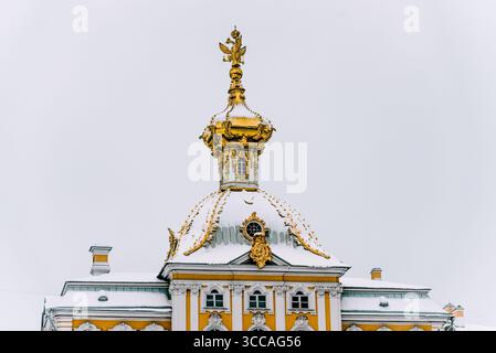 Saint-Pétersbourg, Russie, 18 février 2018, complexe muséal Peterhof avec palais et fontaine en cascade en hiver Banque D'Images