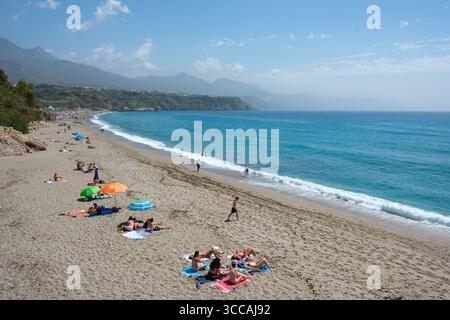 La plage Playa de Burriana, Nerja. Banque D'Images