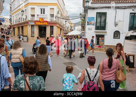 Les gens dans les rues de Nerja. Banque D'Images