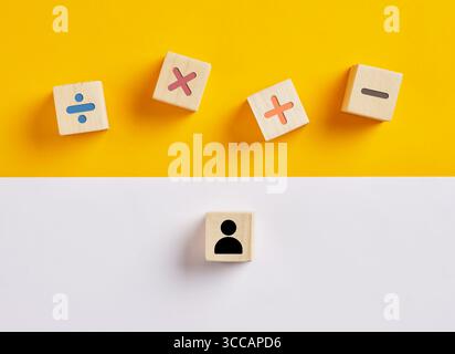 Cubes en bois montrant des symboles mathématiques et une icône d'étudiant, représentant l'éducation de base de quatre opérations mathématiques. Banque D'Images