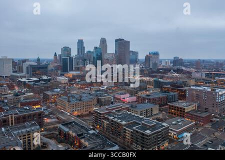 Vue aérienne de la ligne d'horizon baignée dans la douce lueur du crépuscule, encadrée par la tapisserie complexe des bâtiments et des rues de la ville, Minneapolis, Minnesota, États-Unis. Banque D'Images