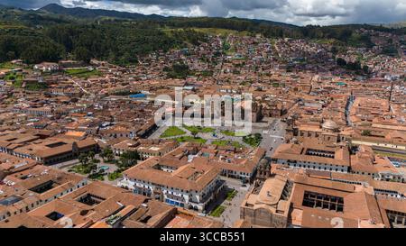 Vue drone de Cusco, Pérou, centre-ville historique, montagnes des Andes, architecture coloniale et inca Banque D'Images