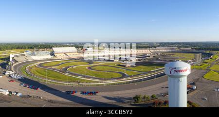 Concord, États-Unis - 28 juillet 2025 : vue aérienne du Charlotte Motor Speedway, où le circuit emblématique courbe sous un ciel dégagé, encadré par une végétation luxuriante Banque D'Images