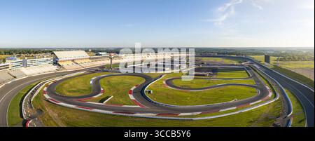 Concord, États-Unis - 28 juillet 2025 : vue aérienne du Charlotte Motor Speedway, où l'intérieur vert vif contraste fortement avec les pistes d'asphalte gris. Banque D'Images