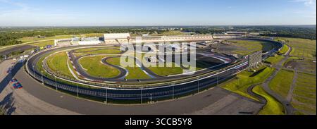 Concord, États-Unis - 28 juillet 2025 : vue aérienne des vastes pistes asphaltées et des champs verts luxuriants du Charlotte Motor Speedway sous un ciel bleu clair. Banque D'Images