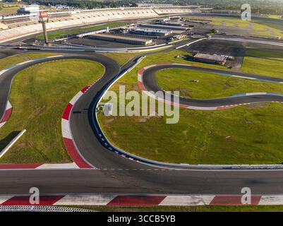 Concord, États-Unis - 28 juillet 2025 : vue aérienne du mélange vibrant de terrains verts et de pistes asphaltées du Charlotte Motor Speedway, un témoignage de vitesse et de précision. Banque D'Images