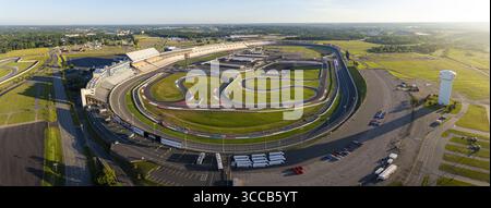 Concord, États-Unis - 28 juillet 2025 : vue aérienne du Charlotte Motor Speedway, où l'intérieur vert vif contraste fortement avec la piste asphaltée grise. Banque D'Images