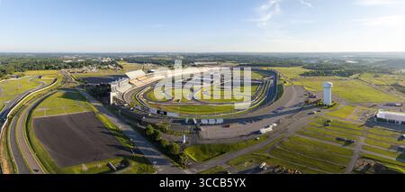 Concord, États-Unis - 28 juillet 2025 : vue aérienne de la piste ovale du Charlotte Motor Speedway entourée de champs verdoyants et de routes sinueuses sous une va Banque D'Images