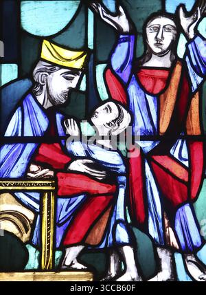 Hannah présentant son fils Samuel au prêtre Eli, vitrail dans basilique de St Vitus à Ellwangen, Allemagne Banque D'Images