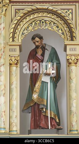 Statue de saint Paul sur l'autel principal dans l'église de Sainte Croix à Sisak, Croatie Banque D'Images
