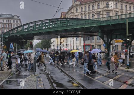Allemagne, Berlin, 17.07.2025, jour de pluie à Prenzlauer Berg, station de métro Eberswalder Strasse, pont, heure de pointe (trafic de travailleurs) Banque D'Images