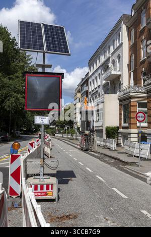 Panneau d'avertissement avec panneau solaire et barrières pour fermer la route pour les travaux routiers sur la route Schwanenwik, Hambourg, Allemagne Banque D'Images