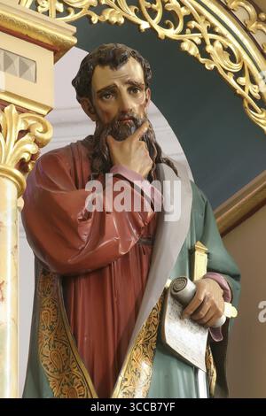 Statue de saint Paul sur l'autel principal dans l'église de Sainte Croix à Sisak, Croatie Banque D'Images