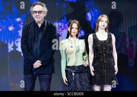 Séoul, Corée du Sud. 11 août 2025. Le réalisateur Tim Burton et les acteurs Jenna Ortega et Emma Myers, à gauche, posent lors d'une conférence de presse et d'un entretien avec les médias pour la saison 2 du drame Netflix ''mercredi'' à l'hôtel four Seasons dans le district de Jongno, Séoul, Corée du Sud, le 11 août 2025. (Photo de Chris Jung/NurPhoto) crédit : NurPhoto SRL/Alamy Live News Banque D'Images