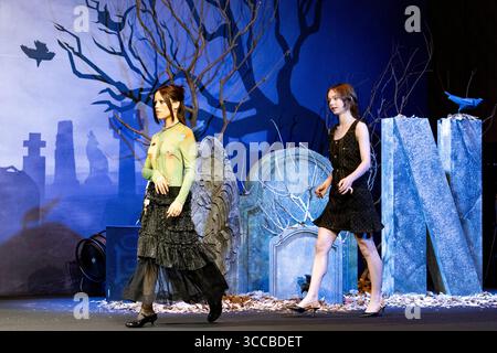 Séoul, Corée du Sud. 11 août 2025. Les acteurs Jenna Ortega et Emma Myers, de gauche à droite, arrivent pour une conférence de presse et un entretien avec les médias pour la saison 2 du drame Netflix ''mercredi'' à l'hôtel four Seasons dans le district de Jongno, Séoul, Corée du Sud, le 11 août 2025. (Photo de Chris Jung/NurPhoto)0 crédit : NurPhoto SRL/Alamy Live News Banque D'Images