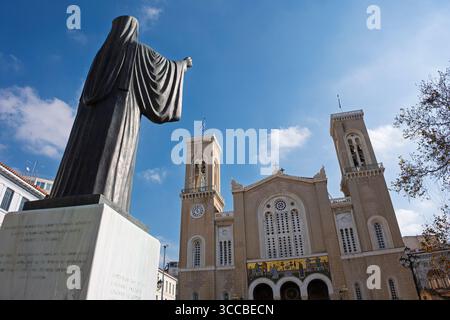 Statue de l'archevêque Damaskinos sur la place Mitropoleos, Athènes, Grèce Banque D'Images