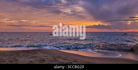 Coucher de soleil sur la plage de Forio Citara, Ischia, Italie Banque D'Images
