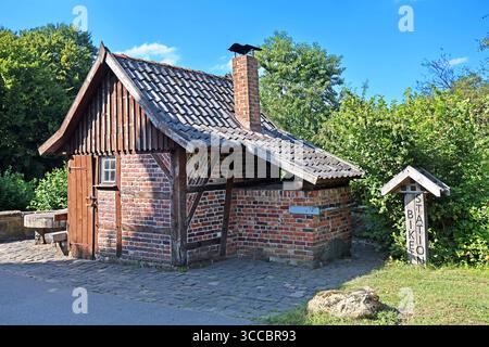 Sehenswürdigkeiten in Nordrhein-Westfalen Die Tüshaus-Mühle, BEI des es sich um eine Wassermühle am südlichen rand des Waldgebiets in Dorsten-Deuten und die nähere Umgebung der traditionsreichen Gebäude. Deuten Nordrhein-Westfalen Deutschland *** lieux d'intérêt en Rhénanie-du-Nord-Westphalie le moulin de Tüshaus, qui est un moulin à eau situé à l'extrémité sud de la zone forestière de Dorsten Deuten et la zone environnante des bâtiments traditionnels Deuten Rhénanie-du-Nord-Westphalie Allemagne Banque D'Images