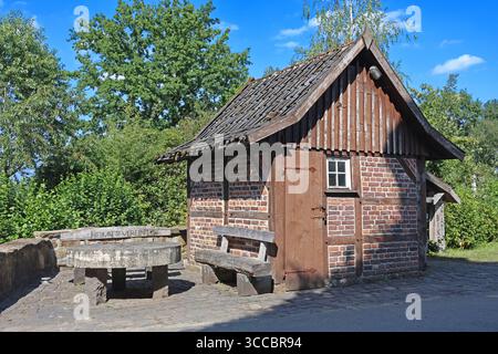 Sehenswürdigkeiten in Nordrhein-Westfalen Die Tüshaus-Mühle, BEI des es sich um eine Wassermühle am südlichen rand des Waldgebiets in Dorsten-Deuten und die nähere Umgebung der traditionsreichen Gebäude. Deuten Nordrhein-Westfalen Deutschland *** lieux d'intérêt en Rhénanie-du-Nord-Westphalie le moulin de Tüshaus, qui est un moulin à eau situé à l'extrémité sud de la zone forestière de Dorsten Deuten et la zone environnante des bâtiments traditionnels Deuten Rhénanie-du-Nord-Westphalie Allemagne Banque D'Images