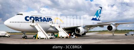 Vue panoramique sur l'historique 1998 de l'avion de ligne Boeing 747 Jumbo stationné sur le tarmac de l'aéroport de Saint-Domingue en République dominicaine. Une compagnie aérienne CORSAIR dans une image d'archives des années 90 de l'équipage au sol et des véhicules commerciaux en préparation du prochain vol. À partir de 2022, l'aéroport a été renommé et est devenu connu sous le nom de Las Américas International toujours basé dans la même République dominicaine Banque D'Images