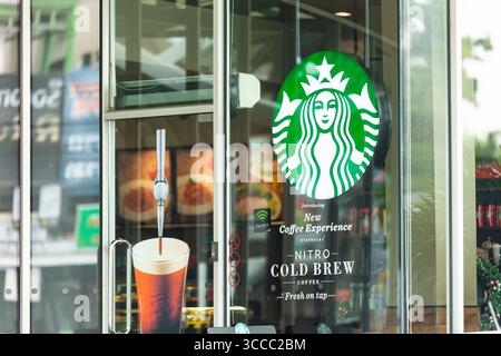 Bangkok, Thaïlande - 27 novembre 2018 : vue extérieure d'un magasin Starbucks dans le centre-ville. Starbucks est le plus grand café du monde avec plus de Banque D'Images
