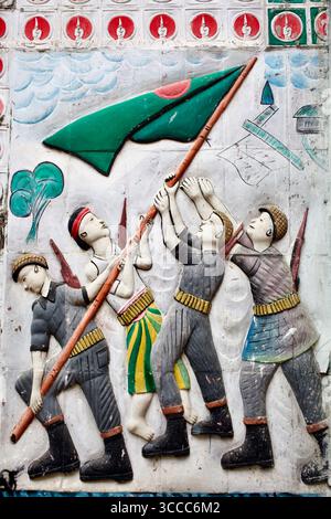 Murale bas-relief des combattants du Mukti Bahini levant le drapeau du Bangladesh sur la façade du Bangladesh Mukthi Zudda Sangshad, Sylhet, 2014. Banque D'Images
