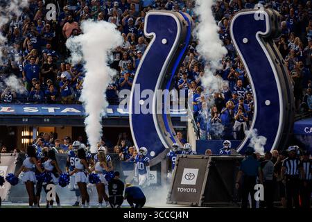 01 octobre 2023 : les joueurs des Colts d'Indianapolis entrent sur le terrain avant le match de football NFL entre les Rams de Los Angeles et les Colts d'Indianapolis à Indianapolis, Indiana. Los Angeles a battu Indianapolis 29-23 en prolongation. John Mersits/CSM. (Crédit image : © John Mersits/CSM via ZUMA Press Wire) Banque D'Images