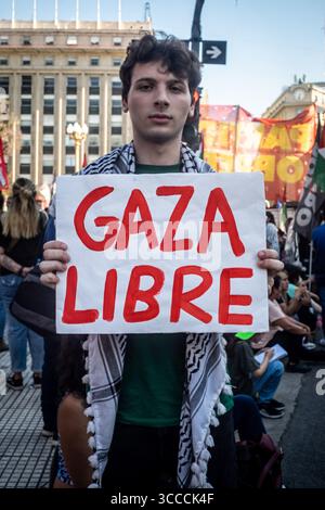 11 novembre 2023, Buenos Aires, Buenos Aires, Argentine : garçon avec un kufiya sur les épaules, sur la Plaza de Mayo, tient une pancarte qui dit ''Free Gaza'' (crédit image : © Daniella Fernandez Realin/ZUMA Press Wire) Banque D'Images