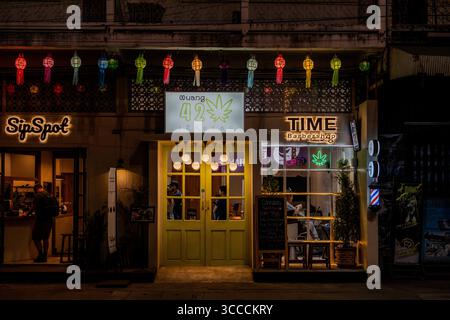 20 novembre 2023, Bangkok, Chiang mai, Thaïlande : un café à côté d'un dispensaire de marijuana à Chiang mai, Thaïlande. (Crédit image : © Matt Hunt/ZUMA Press Wire) Banque D'Images