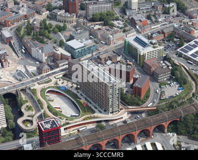 Vue aérienne du centre-ville de Stockport montrant le nouvel échangeur de bus Mersey Square Stockport et le parc, Stockport, Manchester Banque D'Images