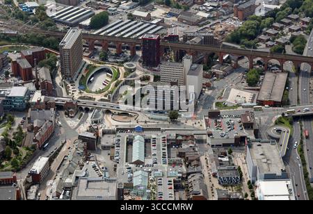 Vue aérienne du centre-ville de Stockport montrant le nouvel échangeur de bus Mersey Square Stockport et le parc, Stockport, Manchester Banque D'Images