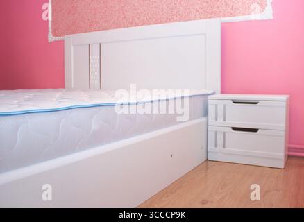 lit double dans la chambre rose dans la chambre Banque D'Images