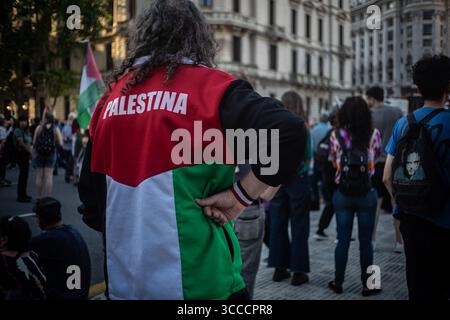 11 novembre 2023, Buenos Aires, Buenos Aires, Argentine : L'homme porte les couleurs du drapeau palestinien, lors d'un rassemblement sur la Plaza de Mayo. (Crédit image : © Daniella Fernandez Realin/ZUMA Press Wire) Banque D'Images