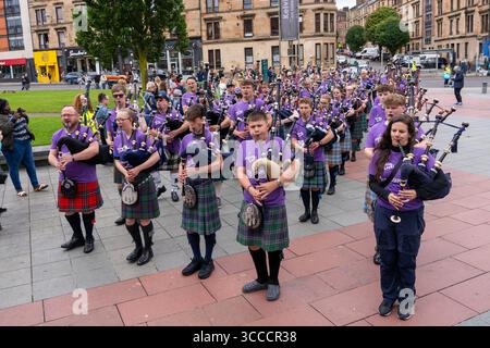 Glasgow, Écosse, Royaume-Uni. 11 août 2025, Glasgow, Écosse, Royaume-Uni. Le Piping Live Big Band avec plus de 200 cornemuses de jeunes apprenants jouant des chanteurs, aux professionnels chevronnés jouant des pipes à leur retraite. La marche vers Kelvingrove Art Galleries marque le début du 22ème Glasgow International Piping Festival du 11 au 17 août 2025. Crédit : Richard Gass/Alamy Live News Banque D'Images
