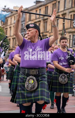 Glasgow, Écosse, Royaume-Uni. 11 août 2025, Glasgow, Écosse, Royaume-Uni. Le Piping Live Big Band avec plus de 200 cornemuses de jeunes apprenants jouant des chanteurs, aux professionnels chevronnés jouant des pipes à leur retraite. La marche vers Kelvingrove Art Galleries marque le début du 22ème Glasgow International Piping Festival du 11 au 17 août 2025. Crédit : Richard Gass/Alamy Live News Banque D'Images