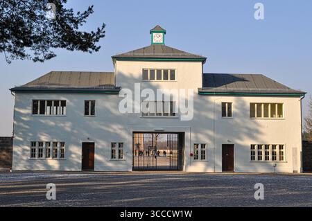 Oranienburg, Allemagne. Vue sur l'entrée principale (Tour A) du camp de concentration de Sachsenhausen, avec la porte sombre de la garde surmontée par l'infamou Banque D'Images