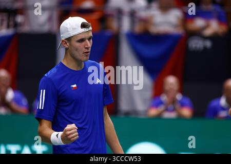 14 septembre 2023, VALENCE, VALENCE, ESPAGNE : Jakub Mensik de la République tchèque joue en double avec Adam Pavlasek de la République tchèque lors de la Coupe Davis 2023, Groupe C, match de tennis joué entre la République tchèque et la Corée du Sud au pavillon Fuente de San Luis le 14 septembre 2023, à Valence, Espagne. (Crédit image : © Oscar J. Barroso/AFP7 via ZUMA Press Wire) Banque D'Images