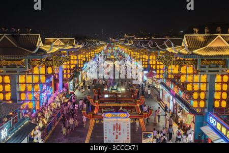 Pékin, Chine. 9 août 2025. Une photo de drone prise le 9 août 2025 montre des touristes visitant un marché nocturne à Nanning, dans la région autonome de Guangxi Zhuang, au sud de la Chine. Les zones pittoresques à travers la Chine sont entrées en haute saison pour le tourisme pendant les vacances d'été. Crédit : Jiang Keqing/Xinhua/Alamy Live News Banque D'Images