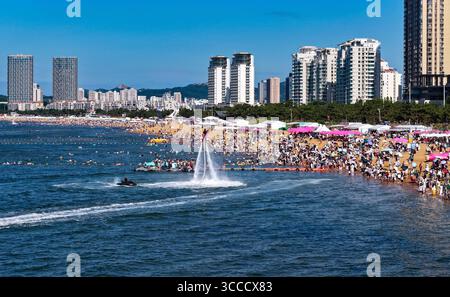 Pékin, province chinoise de Shangdong. 9 août 2025. Les touristes se rafraîchissent sur une plage de baignade de Weihai, dans la province de Shangdong, dans l'est de la Chine, le 9 août 2025. Les zones pittoresques à travers la Chine sont entrées en haute saison pour le tourisme pendant les vacances d'été. Crédit : Zhu Chunxiao/Xinhua/Alamy Live News Banque D'Images
