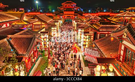 Pékin, Chine. 9 août 2025. Une photo de drone prise le 9 août 2025 montre des touristes visitant un endroit pittoresque la nuit dans la ville de Leling, dans la province du Shandong de l'est de la Chine. Les zones pittoresques à travers la Chine sont entrées en haute saison pour le tourisme pendant les vacances d'été. Crédit : Jia Peng/Xinhua/Alamy Live News Banque D'Images