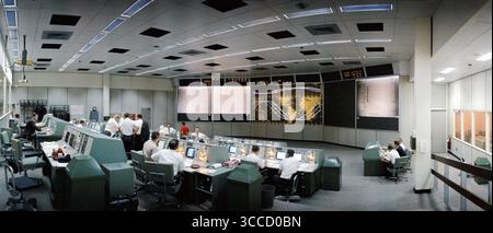Vue d'ensemble du Mission Control Center (MCC), Houston, Texas, pendant le vol Gemini-5. Notez l'écran à l'avant du MCC qui est utilisé pour suivre la progression du vaisseau spatial Gemini. Banque D'Images