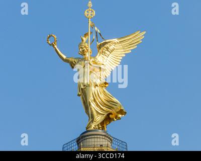 Berlin, Allemagne. Gros plan téléobjectif de la statue en bronze doré de Victoria, surnommée Goldelse, couronnant la colonne de la victoire de Berlin contre un vif Banque D'Images