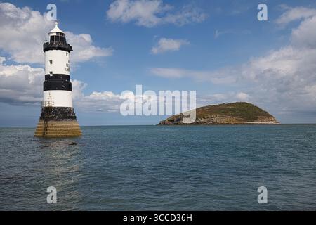 Phare de Penmon et île des macareux, Anglesey, pays de Galles du Nord, Royaume-Uni Banque D'Images
