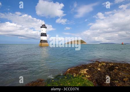 Phare de Penmon et île des macareux, Anglesey, pays de Galles du Nord, Royaume-Uni Banque D'Images